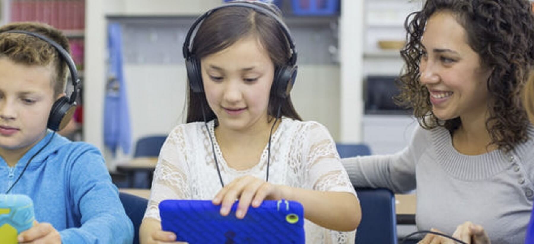 Learning Headphones writes about the benefits of using classroom headphones for students. From improvements in concentration to a decrease in distractions, there are plenty of reasons to give them a try!
