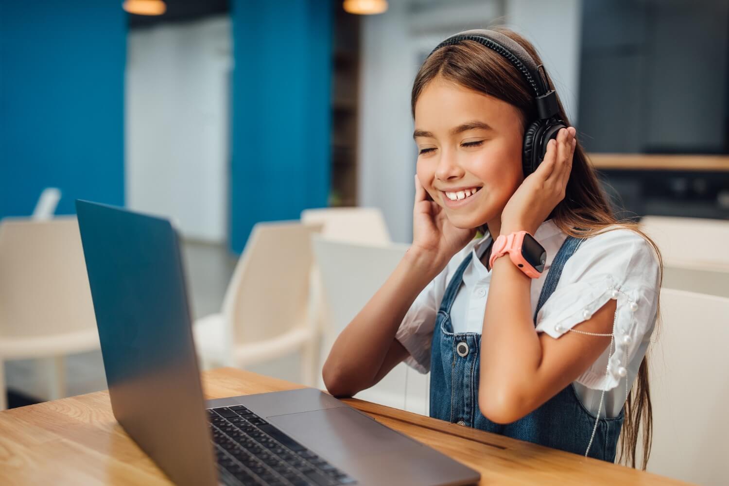 Maximizing the Benefits of School Headphones in Multisensory Learning