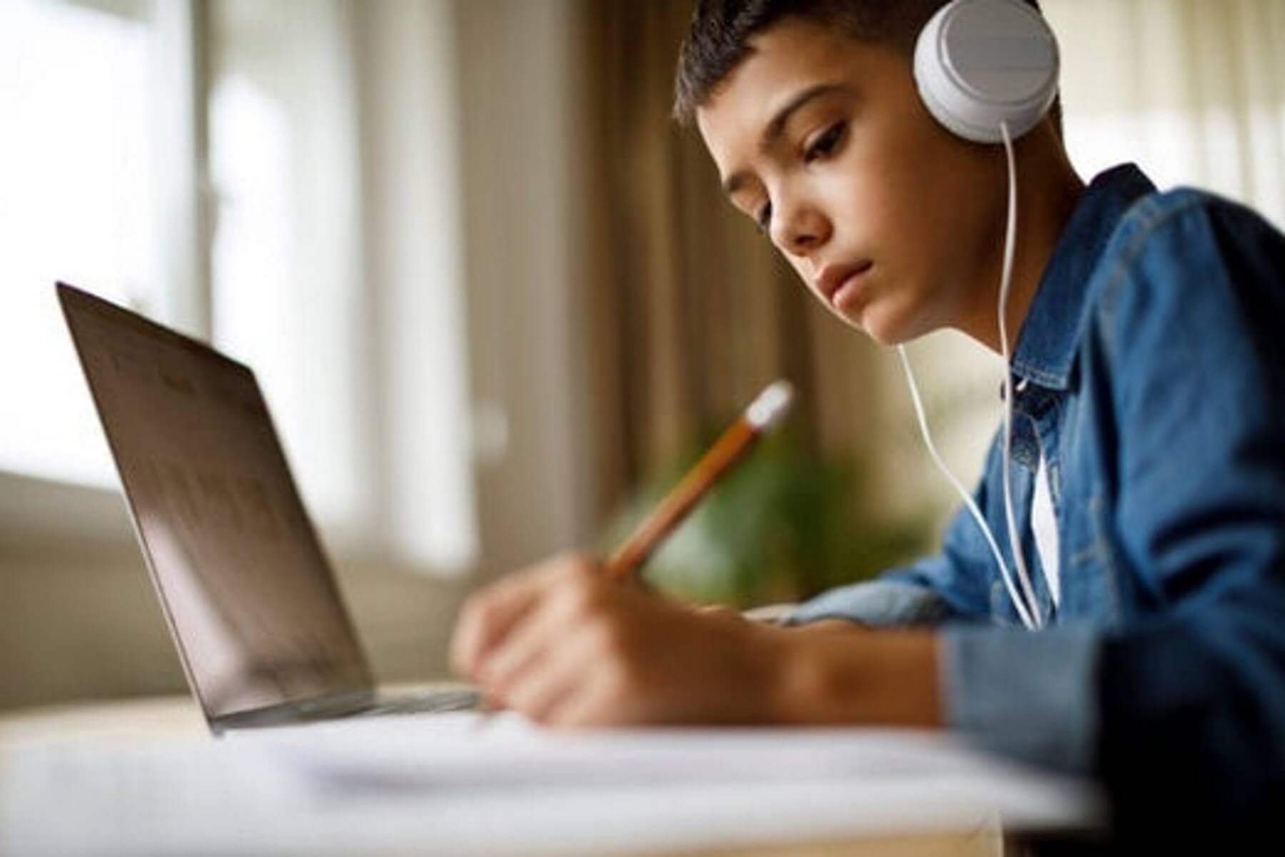 What are the best headphones for school? We've got you covered with our 6 easy tips that will help you wear headphon at school and still be able to focus on your work.