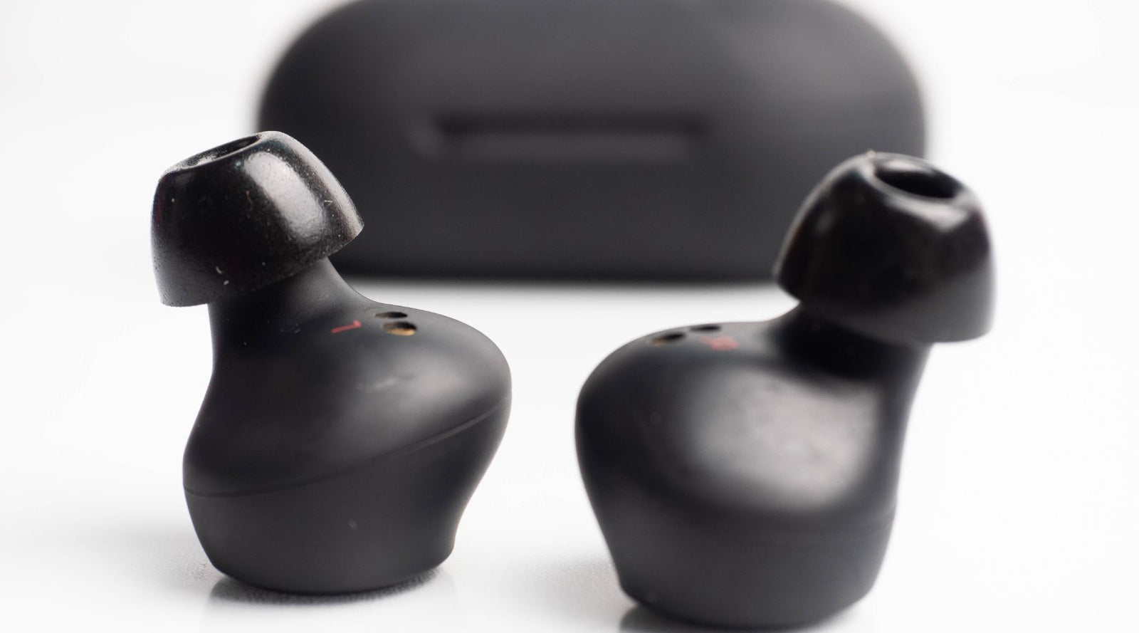 The Benefits of Switching from Traditional Headphones to Wireless Earb